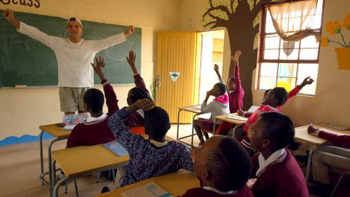 Frank Cuesta visita una escuela de África, en 'Wild Frank'