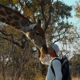 Frank Cuesta besa una jirafa en 'Wild Frank'
