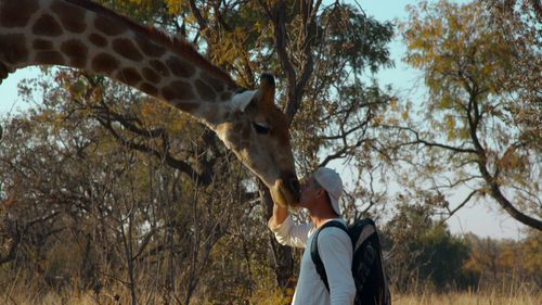 Frank Cuesta besa una jirafa en 'Wild Frank'