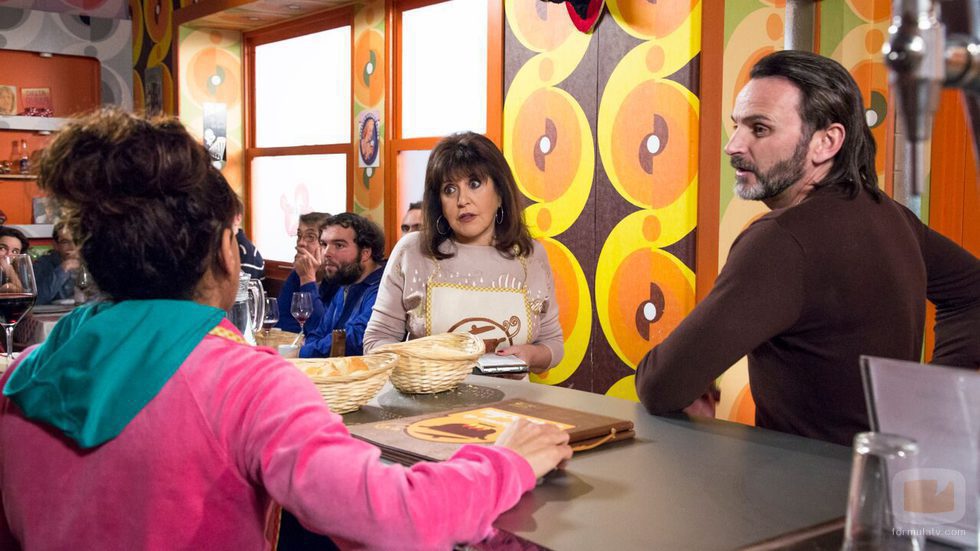 Menchu y Fermín charlan con Nines en el ba en 'La que se avecina'