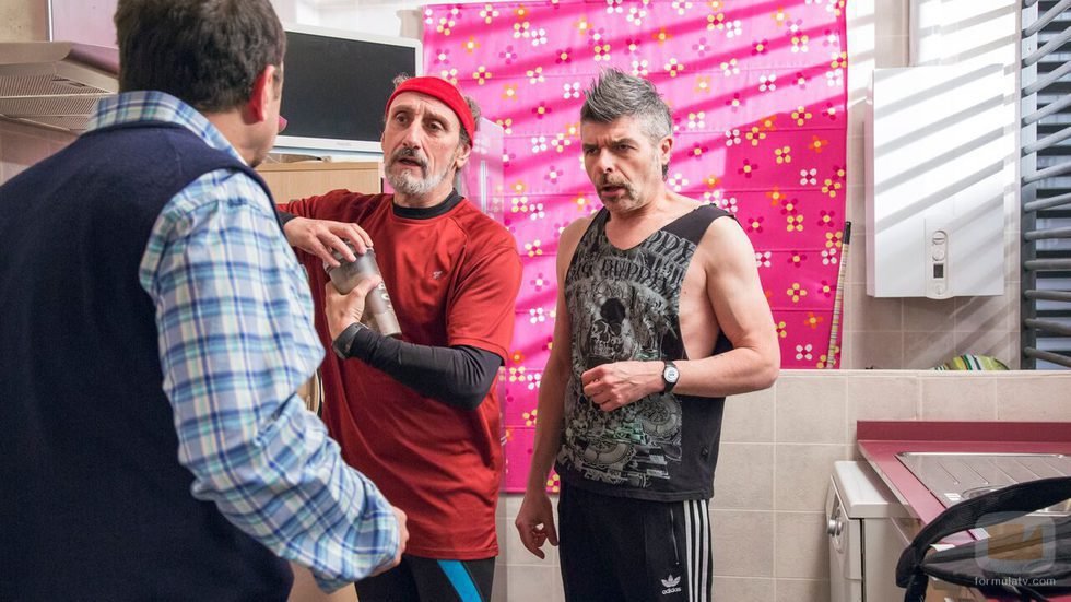 Enrique, Antonio y Coque, reunidos en casa del concejal en 'La que se avecina'