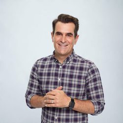 Ty Burrell, protagonista de 'Modern Family' posando para la promoción de la novena temporada