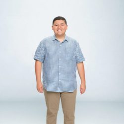 Rico Rodríguez, el protagonista de 'Modern Family', posando para la promoción de la novena temporada en el estudio