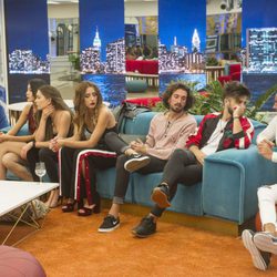 Algunos concursantes de 'GH Revolution' esperando a que empiece la gala 5