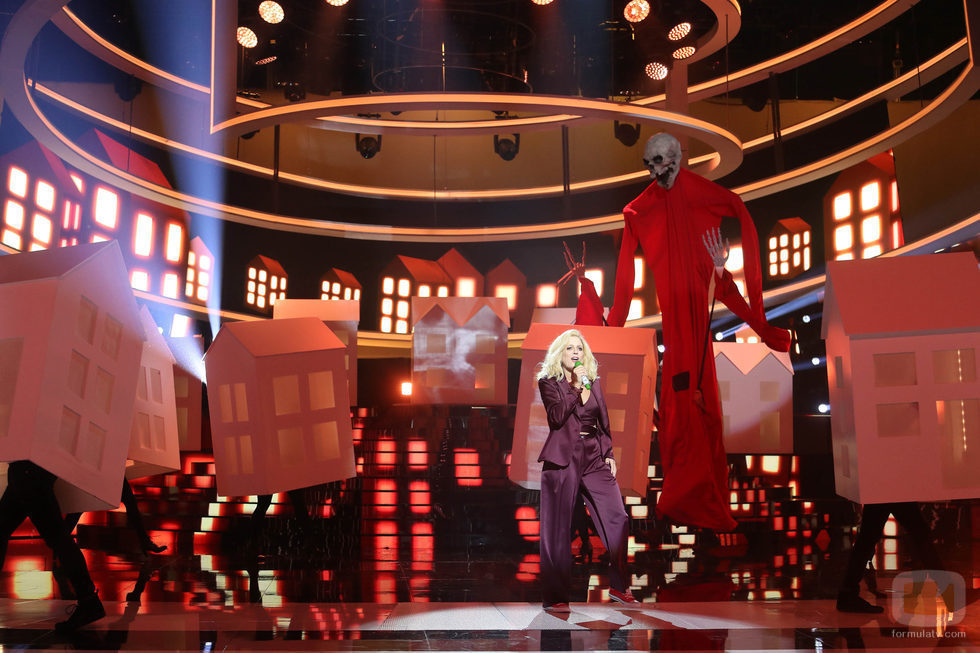 Lucía Jiménez imitando a Katy Perry con "Chained to the rhythm" en 'Tu cara me suena'