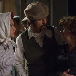 Lola y Pacino vestidos de chulapos en el capítulo 32 de 'El Ministerio del Tiempo'