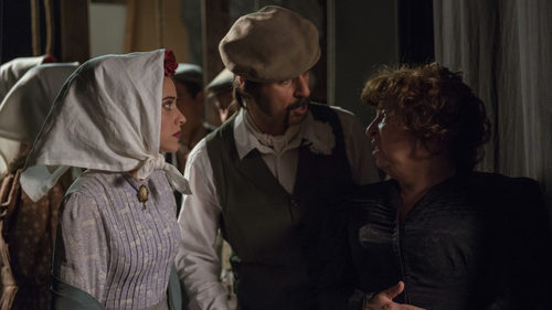 Lola y Pacino vestidos de chulapos en el capítulo 32 de 'El Ministerio del Tiempo'