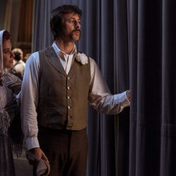 Lola y Pacino vigilan desde las cortinas del teatro en el capítulo 32 de 'El Ministerio del Tiempo'