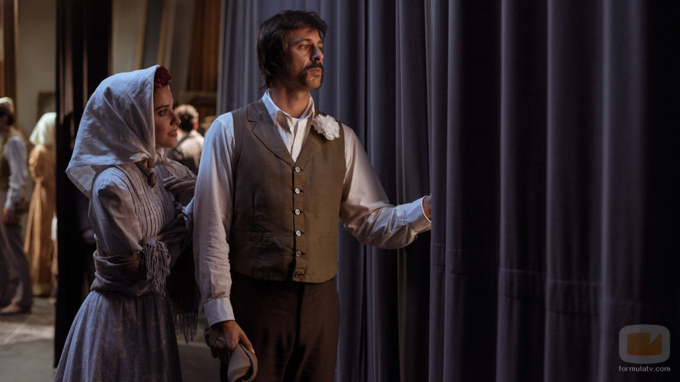 Lola y Pacino vigilan desde las cortinas del teatro en el capítulo 32 de 'El Ministerio del Tiempo'
