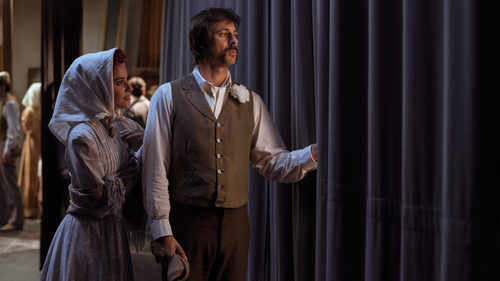 Lola y Pacino vigilan desde las cortinas del teatro en el capítulo 32 de 'El Ministerio del Tiempo'
