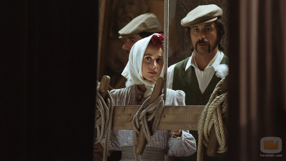 Lola Mendieta y Pacino observan entre bastidores en el capítulo 32 de 'El Ministerio del Tiempo'