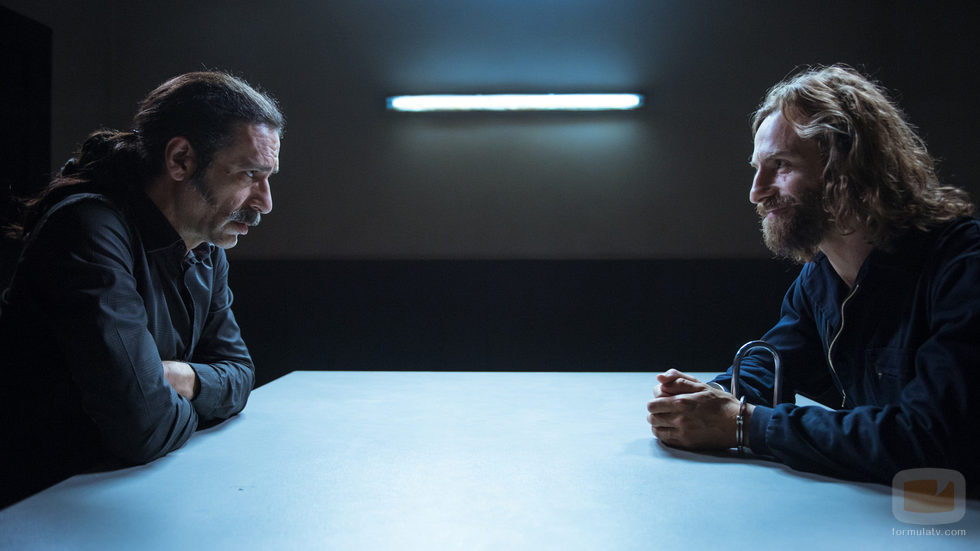 Alonso interroga a Arteche en el capítulo 32 de 'El Ministerio del Tiempo'