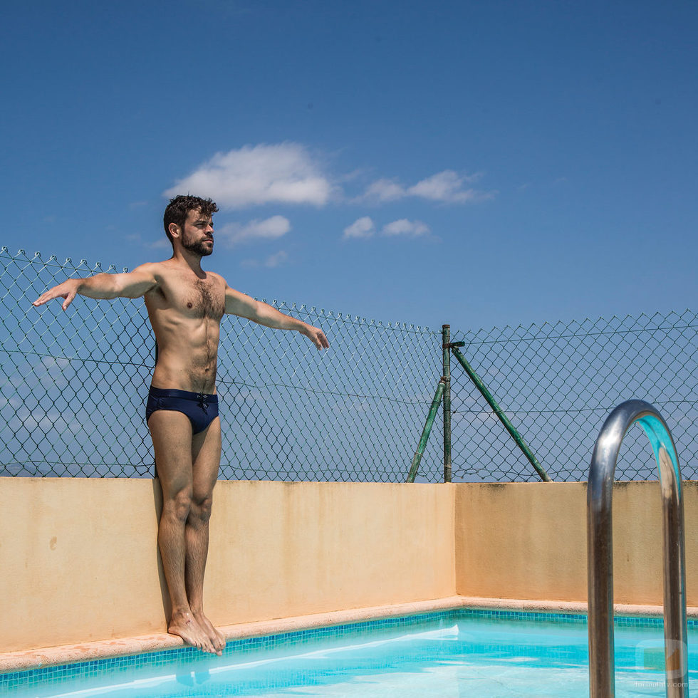 Ricky Merino de 'OT 2017' posa desnudo en la piscina
