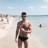 Ricky Merino de 'OT 2017' posa en la playa