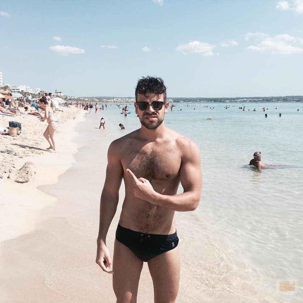 Ricky Merino de 'OT 2017' posa en la playa