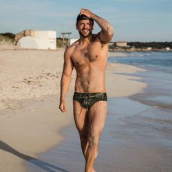 Ricky Merino de 'OT 2017' posa sensualmente con gorra en la playa