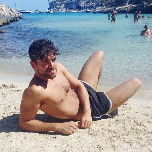 Ricky Merino de 'OT 2017' posa tumbado semidesnudo en la playa
