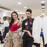 Dos aspirantes posan en el casting de 'Maestros de la costura'