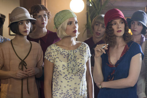 Carlota, Marga y Sara sorprendidas en 'Las chicas del cable'