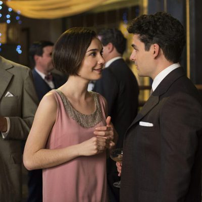 Marga y Pablo en una fiesta en 'Las chicas del cable'