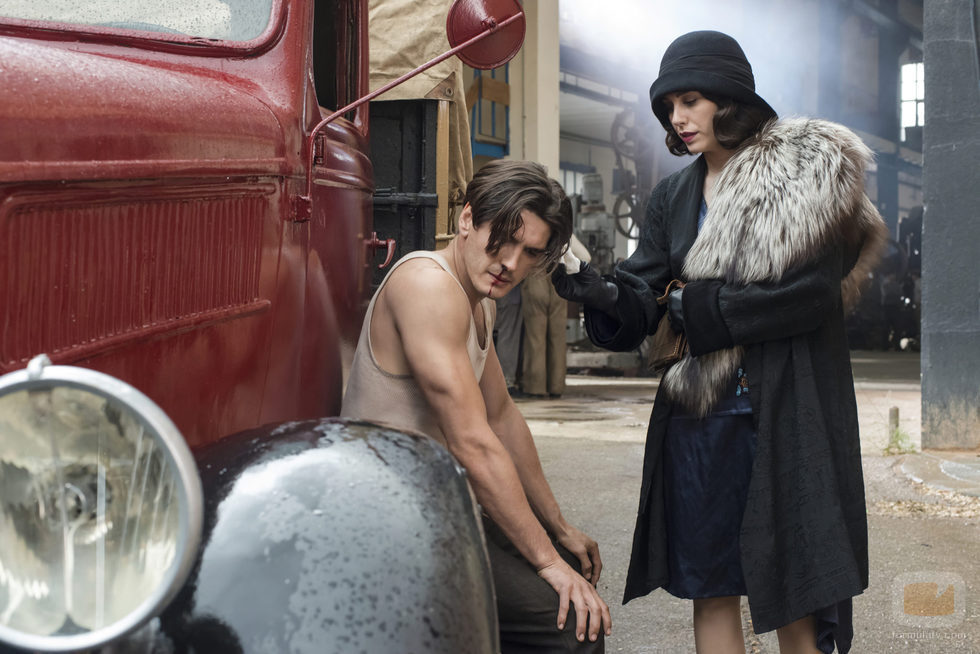 Lidia mira a Francisco en 'Las chicas del cable'