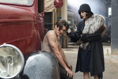 Lidia mira a Francisco en 'Las chicas del cable'