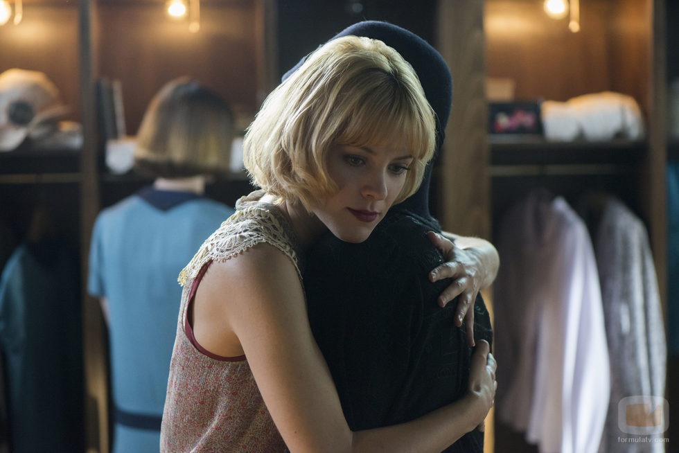 Ángeles abraza a Lidia en 'Las chicas del cable'