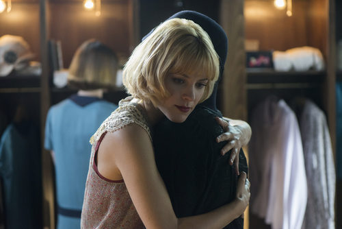 Ángeles abraza a Lidia en 'Las chicas del cable'