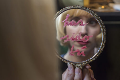 Ángeles mira un mensaje amenazante en 'Las chicas del cable'