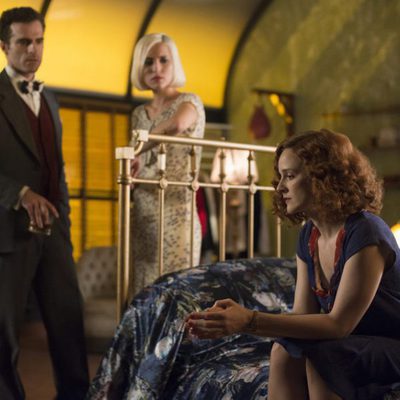 Carlota y Miguel miran a Sara en 'Las chicas del cable'
