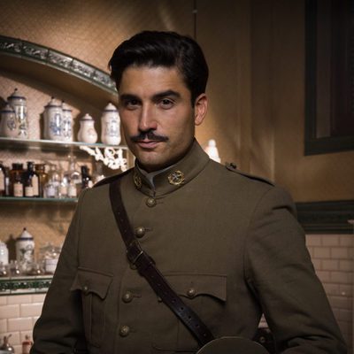 Alex García, de uniforme, es Fidel en 'Tiempos de Guerra'