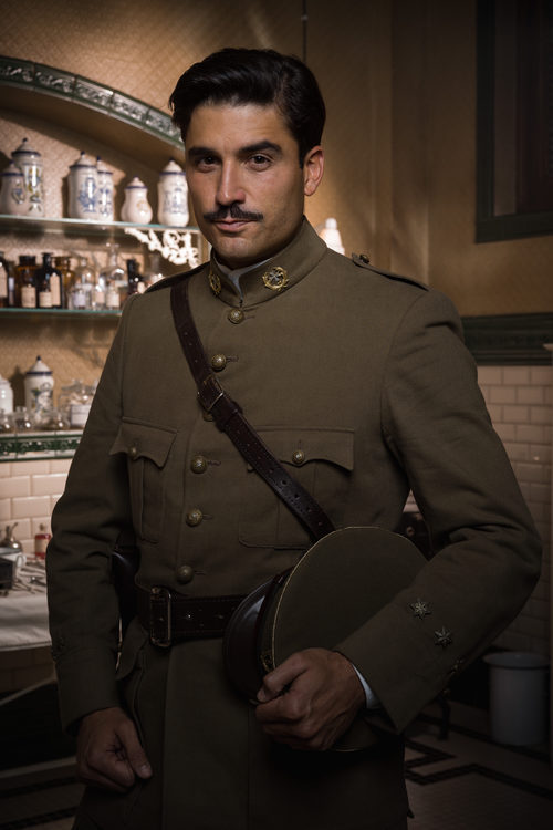 Alex García, de uniforme, es Fidel en 'Tiempos de Guerra'