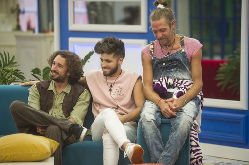 Rubén, Christian y Maico esperan en el sofá en la gala 6 de 'GH Revolution'