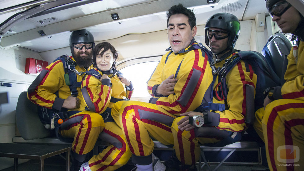 Amador y Fina apunto de saltar en paracaídas en 'La que se avecina'