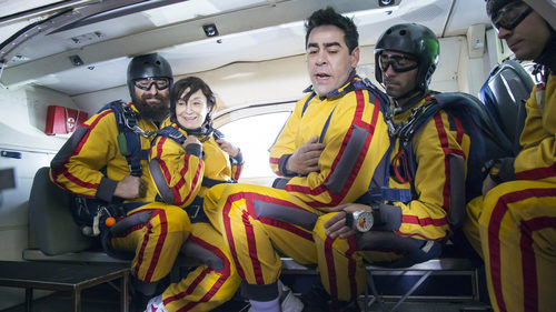 Amador y Fina apunto de saltar en paracaídas en 'La que se avecina'