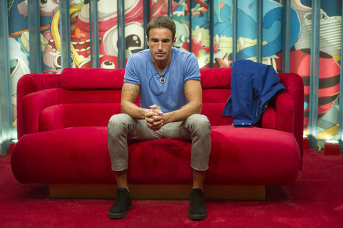 Hugo espera en la sala de los encuentros en la gala 6 de 'GH Revolution'