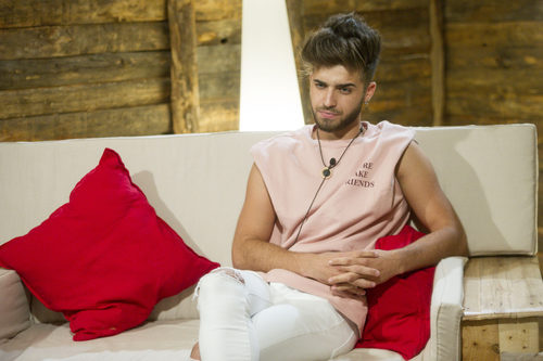 Rubén espera en la sala de los encuentros de 'GH Revolution'