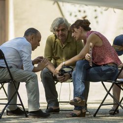 Javier Gutiérrez y Malena Alterio sentados en 'Vergüenza'