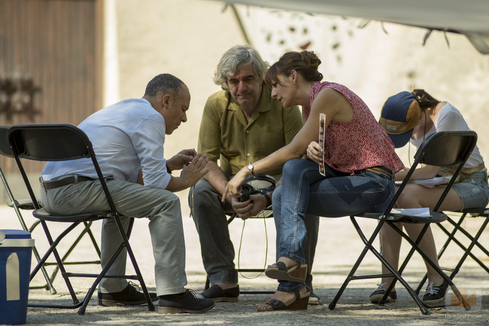 Javier Gutiérrez y Malena Alterio sentados en 'Vergüenza'
