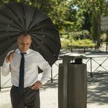 Javier Gutiérrez con un paraguas en 'Vergüenza'