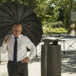 Javier Gutiérrez con un paraguas en 'Vergüenza'