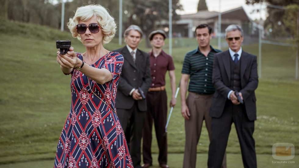 Lola protege a Adolfo Suárez en 'El Ministerio del Tiempo'