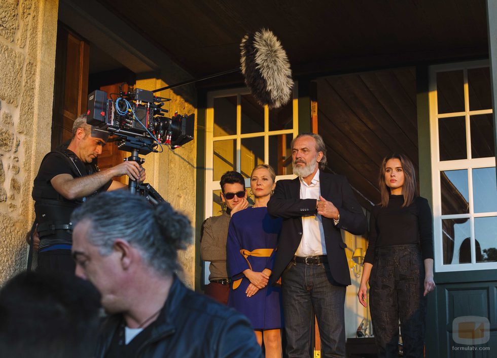 José Coronado, Pilar Castro, Álex Monner y Giulia Charm, rodando 'Vivir sin permiso'