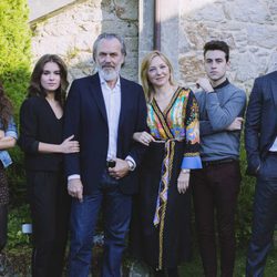 Pilar Castro, José Coronado, Giulia Charm, Claudia Traisac, Álex Monner y Álex González, en 'Vivir sin permiso'