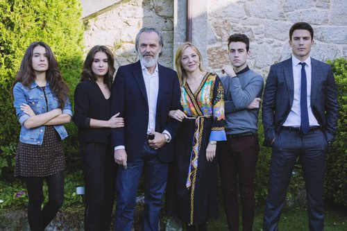 Pilar Castro, José Coronado, Giulia Charm, Claudia Traisac, Álex Monner y Álex González, en 'Vivir sin permiso'