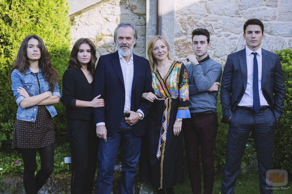 Pilar Castro, José Coronado, Giulia Charm, Claudia Traisac, Álex Monner y Álex González, en 'Vivir sin permiso'