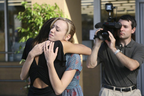 Andrea Bowen y Teri Hatcher en 'Bang'
