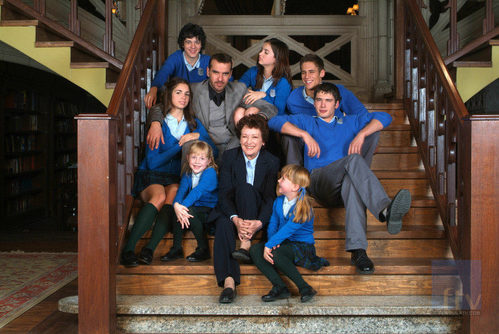 Amparo Baró y Luis Merlo con los alumnos de 'El internado'