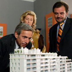 Antonio y Merche miran una maqueta