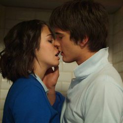 El beso de Julia e Iván